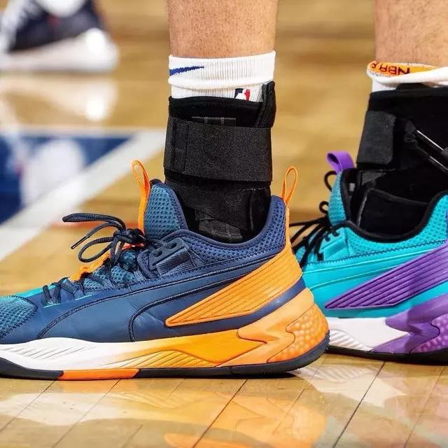 球星突破防线制造绝佳机会（球星强突撕裂防线造破门良机）