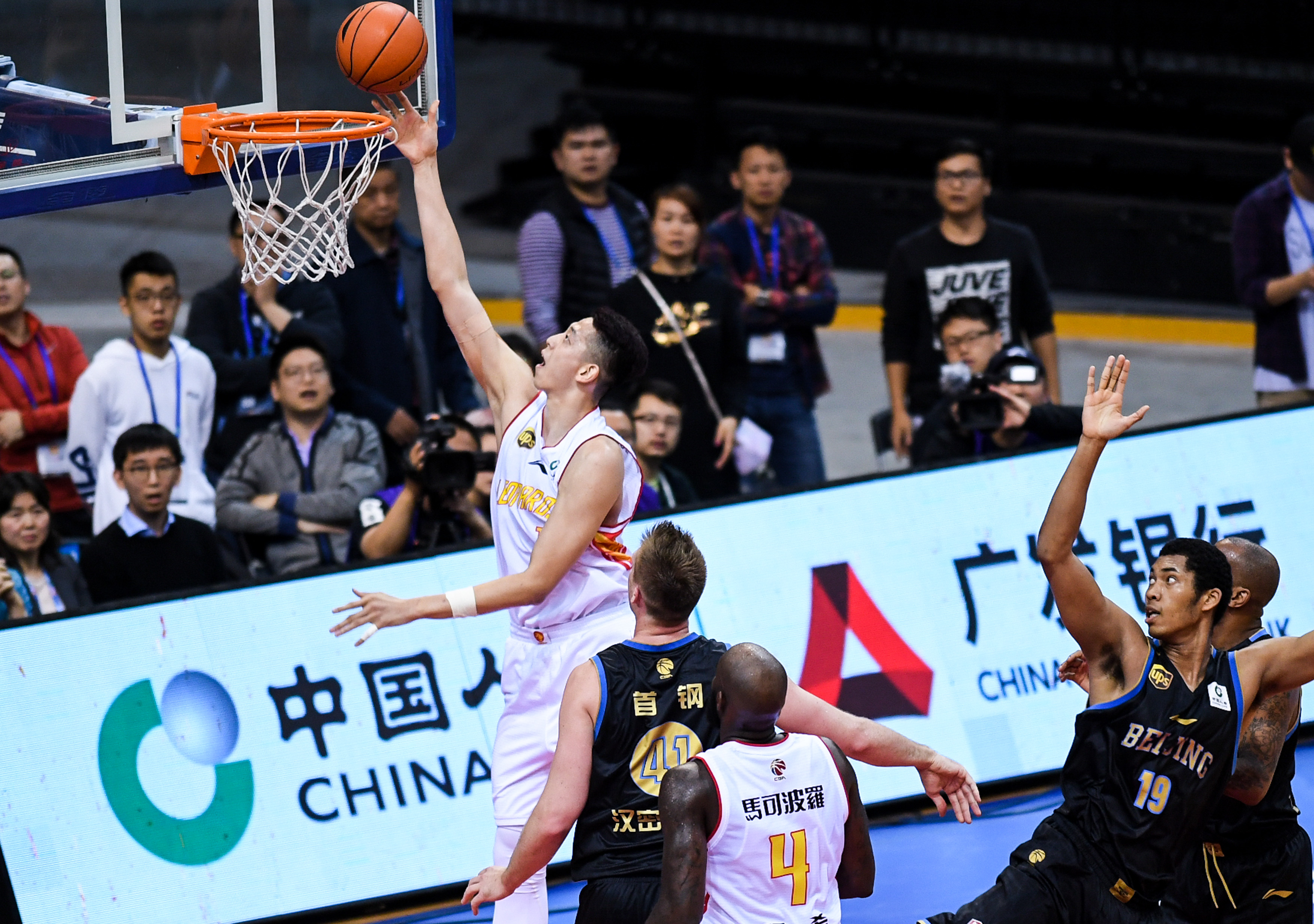 中超比赛亮点：上海海港2-1取胜山东泰山,（中超焦点战：上海海港2比1击败山东泰山）