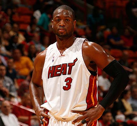 欧文突破防守送出关键助攻（欧文穿透防线妙传制胜）