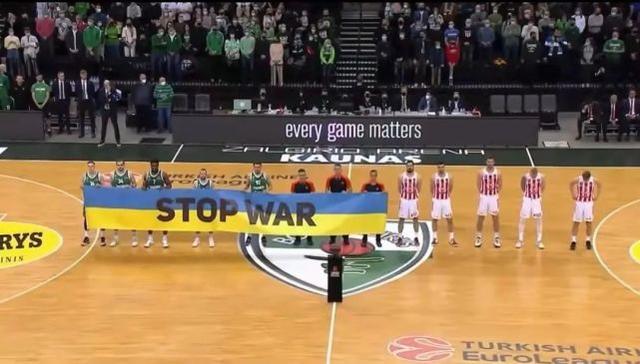 师徒重聚，阿隆索与维尔茨赛后拥抱致意，后者赠出比赛球衣（师徒再会，阿隆索赛后与维尔茨相拥，维尔茨赠球衣致意）