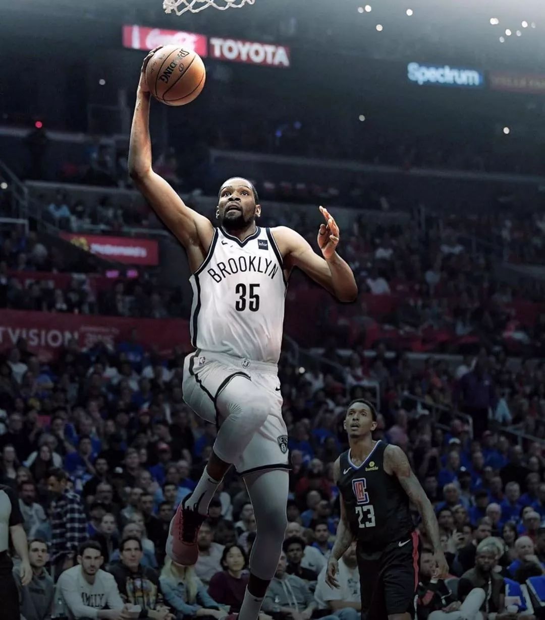 TA：萨拉赫在欧洲的选择更加有限，皇萨基本不可能引进他（TA：萨拉赫在欧洲去处愈发稀少，皇马巴萨基本无缘签下他）